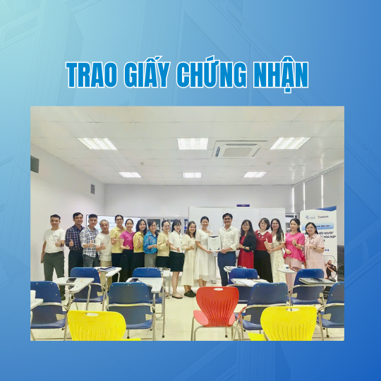 Ảnh 2. Trao giấy chứng nhật hoàn thành khoá học