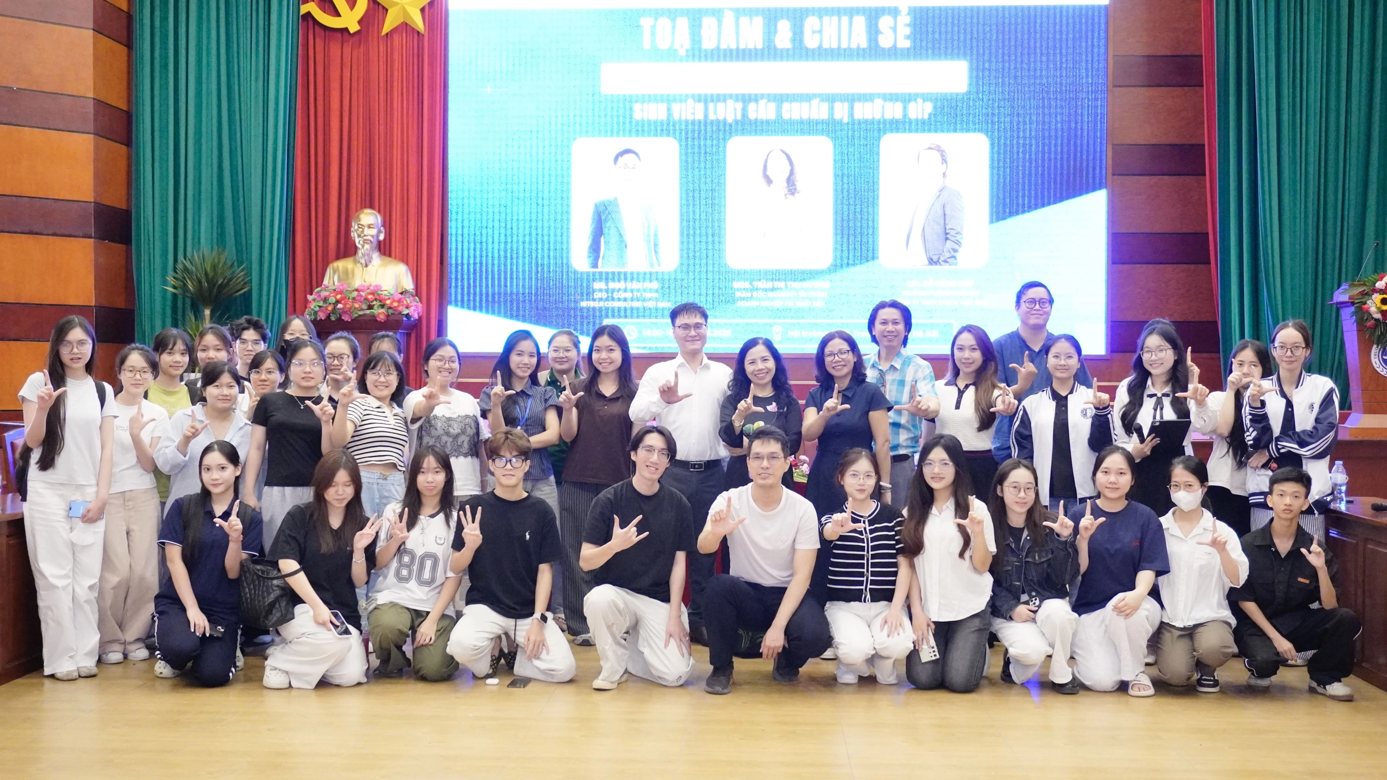 [RECAP] WORKSHOP: TỪ GIẢNG ĐƯỜNG ĐẾN NGHỀ NGHIỆP - SINH VIÊN LUẬT CẦN CHUẨN BỊ NHỮNG GÌ?